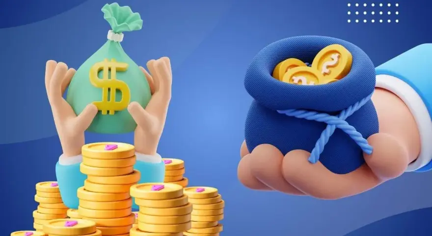 Ręce trzymają sakiewki z pieniędzmi i stosy monet. Szukasz, który bank ma najwyższe oprocentowanie lokat?