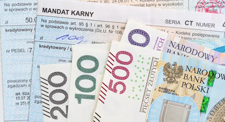 Mandaty karne i polskie banknoty 100, 200, 500 zł. Jak zapłacić mandat mBank? Dokumenty i pieniądze na stole.