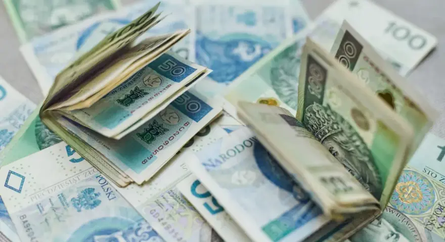 Koperta z pieniędzmi, polskie banknoty 50 i 100 zł. Fundusz sołecki może być przeznaczony na wiele inwestycji w Twojej miejscowości.