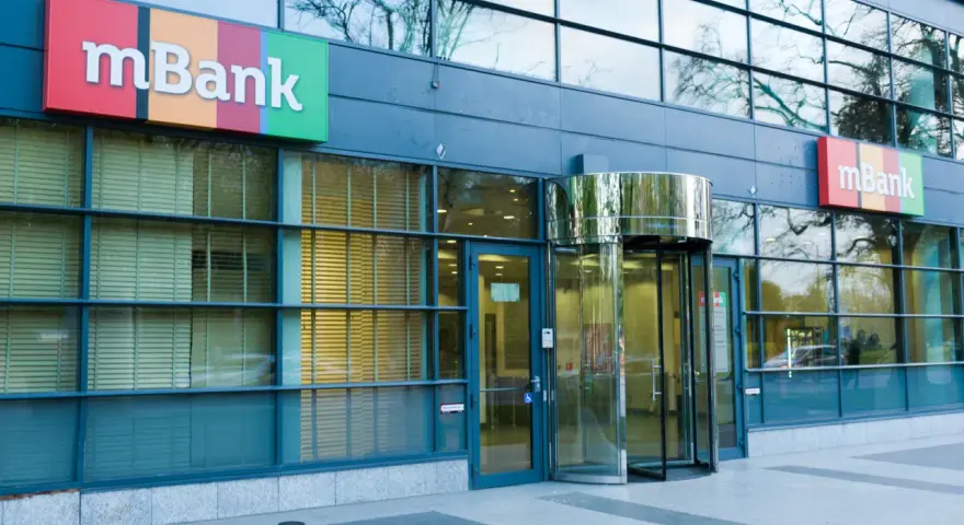 Elegancki budynek mBanku z charakterystycznym logo. Właściciel banku to Grupa Commerzbank.