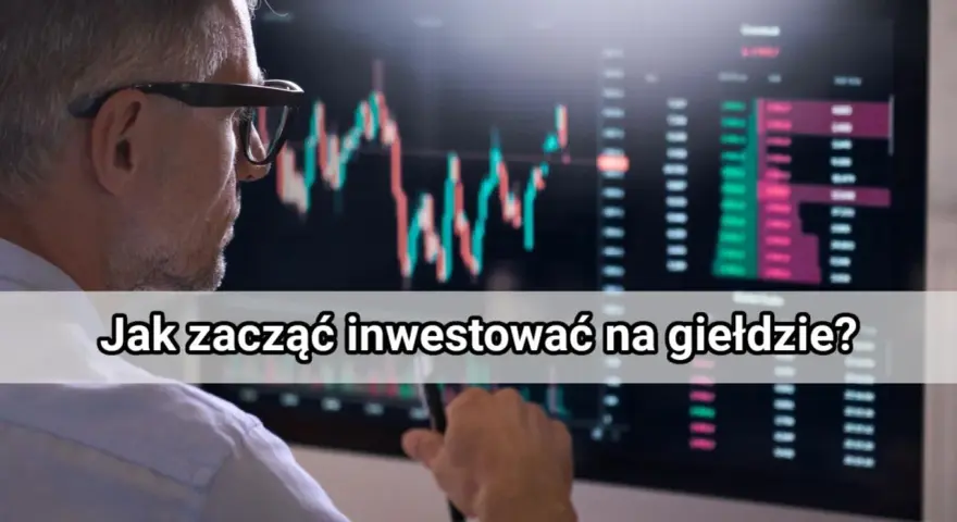 Mężczyzna w okularach analizuje wykresy giełdowe na monitorze. Dowiedz się, na czym polega gra na giełdzie i jak zacząć inwestować.
