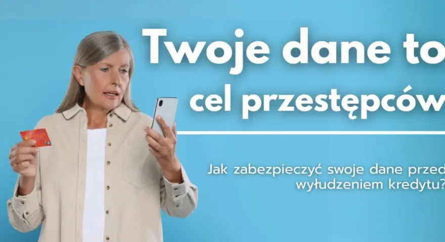 Kobieta z kartą płatniczą i telefonem zastanawia się, jak uniemożliwić wzięcie pożyczki na jej dane.