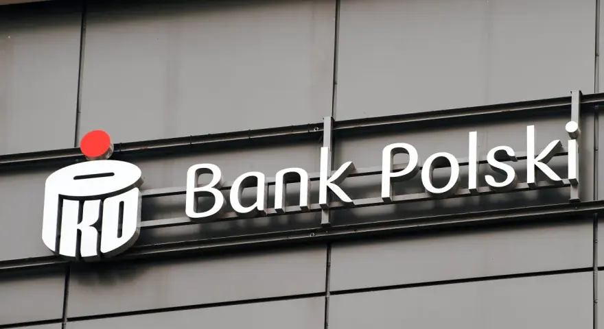 Logo PKO Banku Polskiego. Sprawdź, jakie lokaty oferuje PKO BP, by bezpiecznie pomnażać oszczędności.