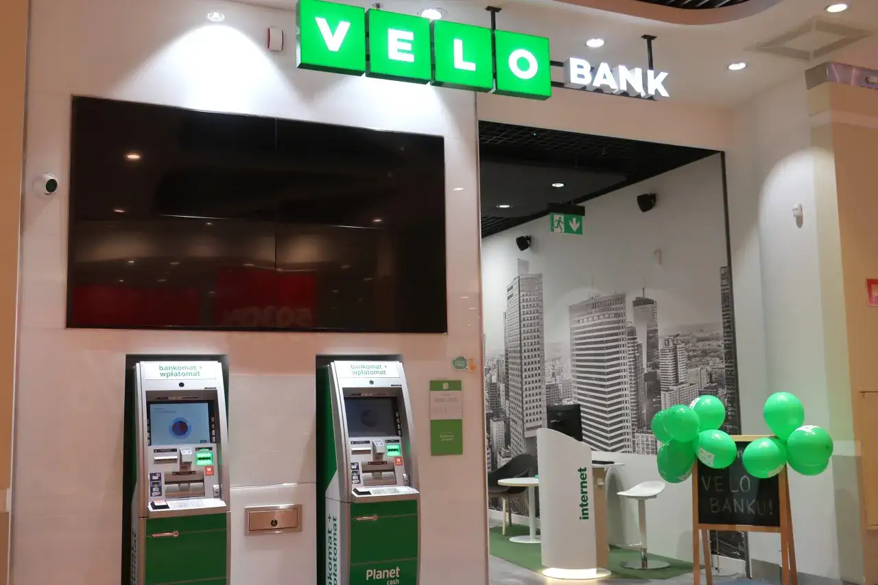 Wizerunek placówki Velo Bank z bankomatami i ekranem. Czy lokaty w Getin Banku są bezpieczne? To pytanie nie dotyczy tej placówki.