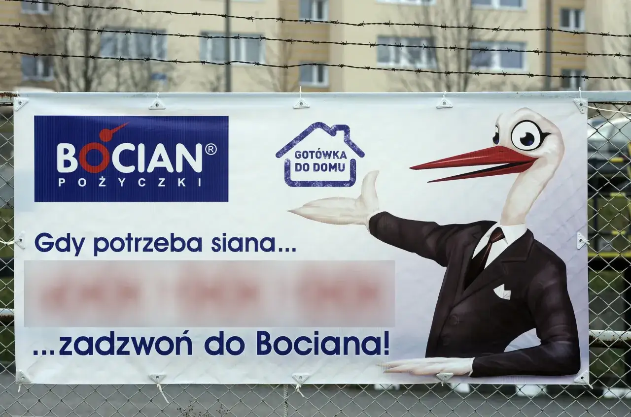 Bocian Pożyczki: dowiedz się, ile można dostać. Reklama z bocianem w garniturze zachęca do kontaktu.