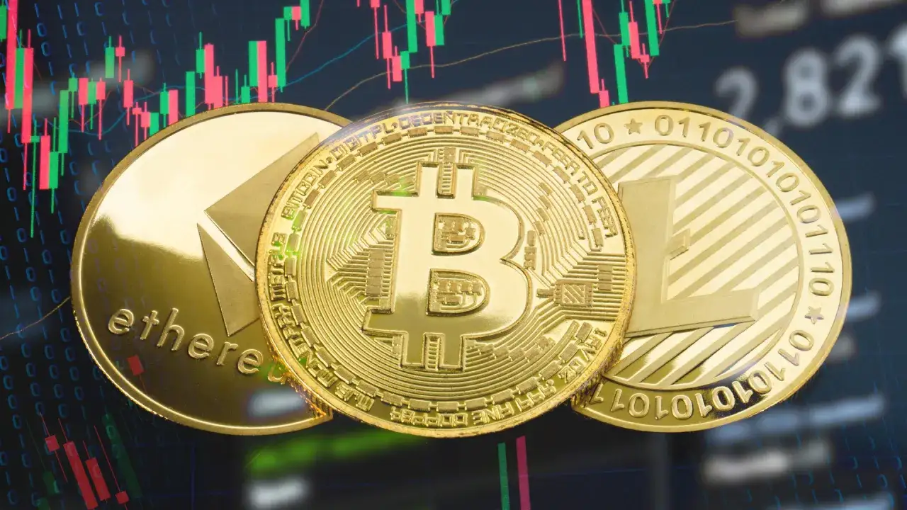 Złote monety Bitcoin, Ethereum i Litecoin na tle wykresu świecowego. Czy opłaca się inwestować w kryptowaluty?