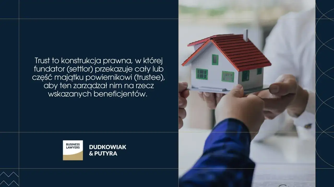 Fundusz powierniczy co to? Przekazanie mienia powiernikowi, który zarządza nim dla beneficjentów. Dwie ręce przekazują sobie model domu.