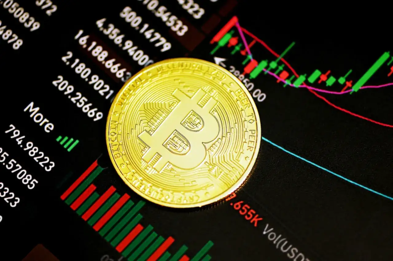 Złoty Bitcoin na tle wykresów giełdowych. Czy inwestowanie w kryptowaluty jest bezpieczne? Analiza danych i potencjalne ryzyko.