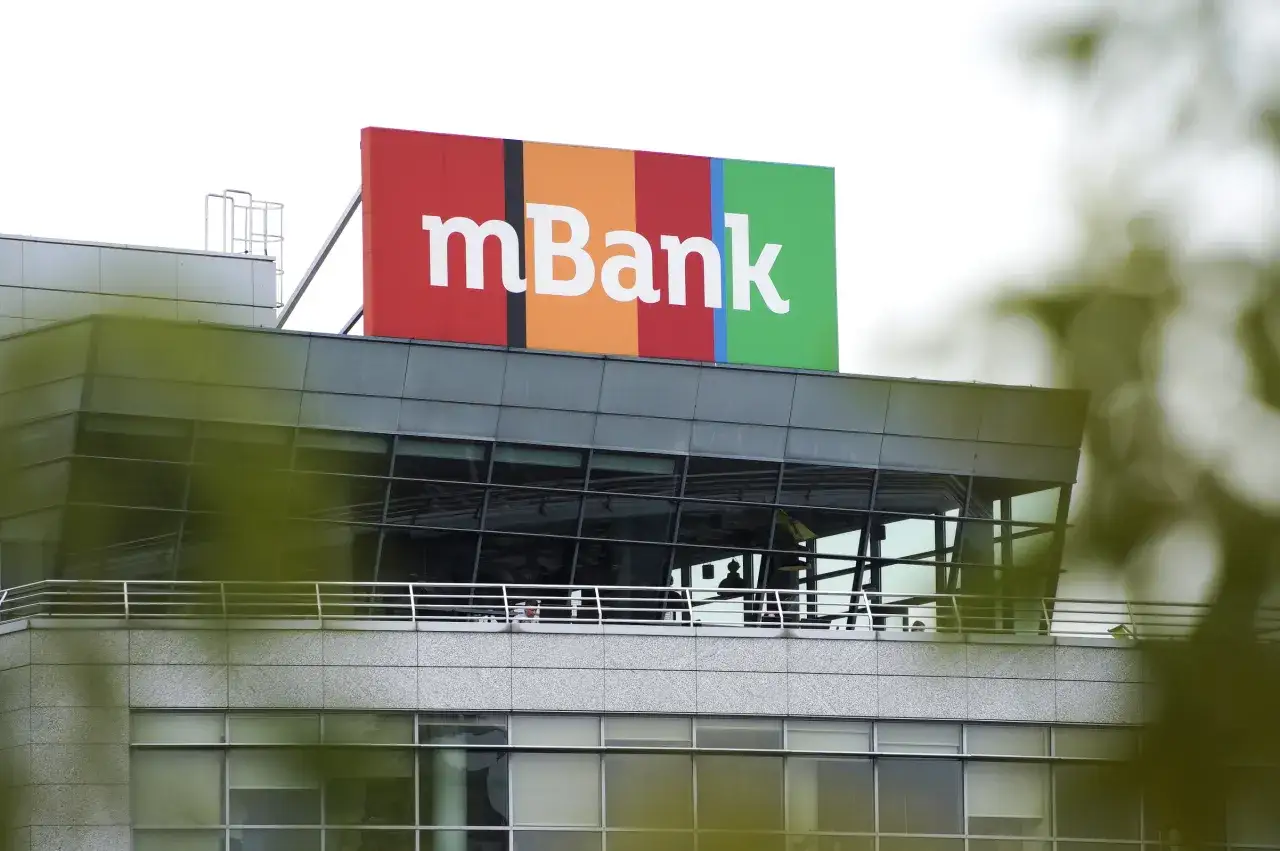 Logo mBank na dachu nowoczesnego budynku. Właściciel mBank to Grupa Commerzbank.