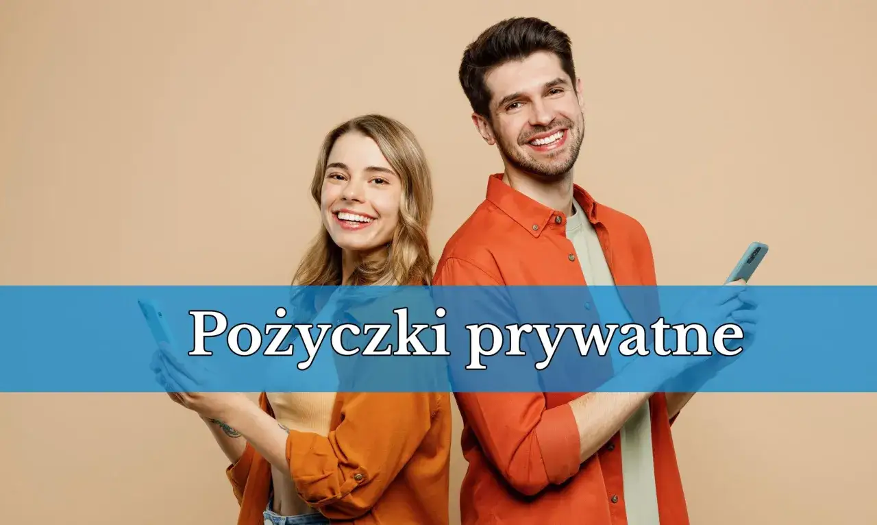 Uśmiechnięci młodzi ludzie z telefonami. Szukacie pożyczki prywatne kogo polecacie? Sprawdźcie nas!