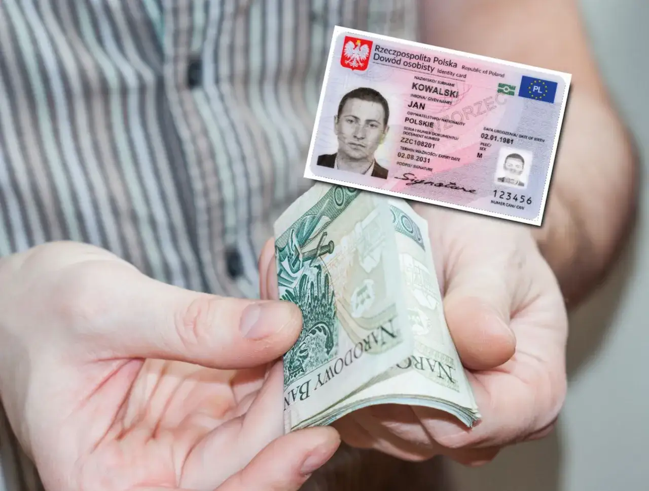 Ręce trzymają polski dowód osobisty i plik banknotów. Warto wiedzieć, jakie banki są objęte Bankowym Funduszem Gwarancyjnym.