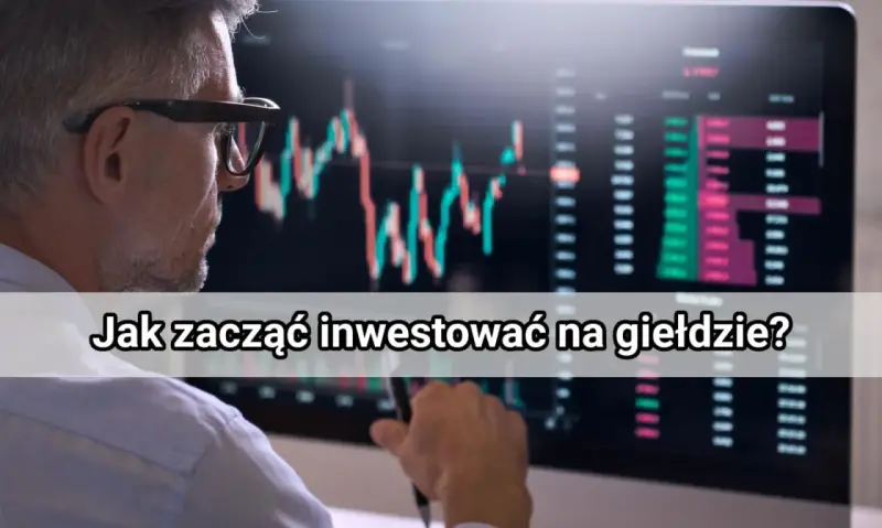 Mężczyzna w okularach analizuje wykresy giełdowe na monitorze. Dowiedz się, na czym polega gra na giełdzie i jak zacząć inwestować.